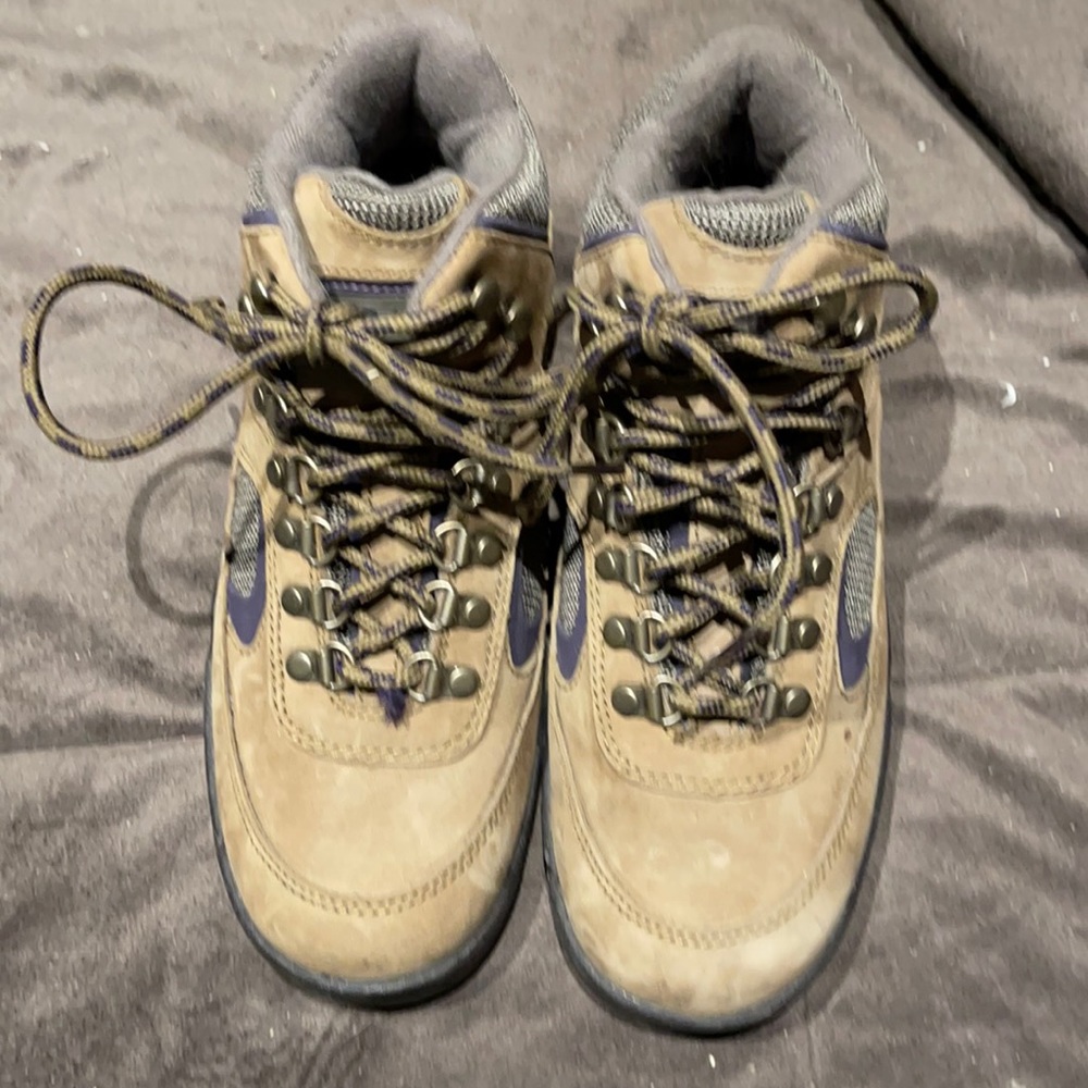 Columbia Newton Ridge hiking boots, Women’s 8